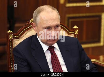 Moscou, Fédération de Russie. 06th juin 2023. Le président russe Vladimir Poutine rencontre le gouverneur de la région de Magadan Sergey Nosov (non vu) au Kremlin, à Moscou, en Russie. Photo par Kremlin POOL/ Credit: UPI/Alamy Live News Banque D'Images