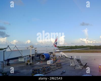 Un Boeing 777-200 de British Airways à l'aéroport international de Cancun au Mexique Banque D'Images