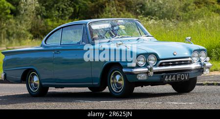 Stony Stratford, Royaume-Uni - 4 juin 2023: 1962 bleu FORD CONSUL CAPRI voiture classique voyageant sur une route de campagne anglaise.stylisé Banque D'Images