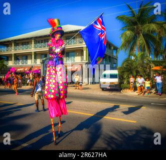 Grand Cayman, îles Caïmans, mai 2023, vue d'un homme sur pilotis pendant le carnaval Banque D'Images