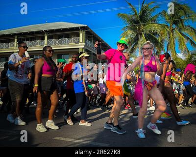 Grand Cayman, îles Caïman, mai 2023, vue d'un couple avec le haut rose parmi les marnivaux qui défilent Banque D'Images