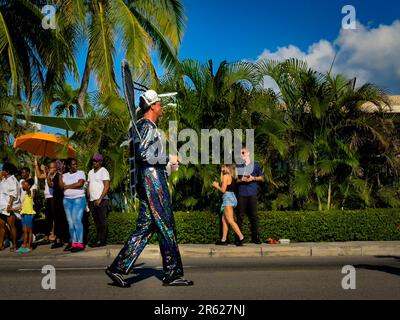 Grand Cayman, îles Caïman, mai 2023, vue d'un homme en parachute pendant le carnaval Banque D'Images