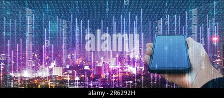 Concept de technologie de l'information. La main d'un homme utilise un smartphone pour créer, traiter, stocker, récupérer, échanger, et connectez-vous aux données et à l'informat numérique Banque D'Images