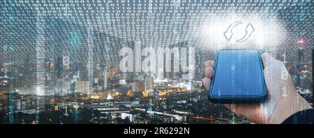 Concept de technologie de l'information. La main d'un homme utilise un smartphone pour créer, traiter, stocker, récupérer, échanger, et connectez-vous aux données et à l'informat numérique Banque D'Images