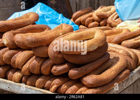 Bagels palestiniens traditionnels à vendre dans la rue de la vieille Jérusalem. Pain en anneau de sésame Banque D'Images