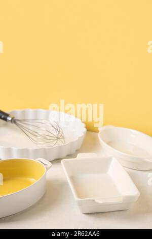 Ensemble de différents ustensiles de cuisine pour cuire sur fond de couleur Banque D'Images