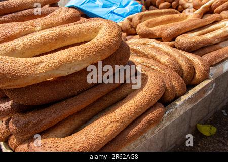 Bagels palestiniens traditionnels à vendre dans la rue de la vieille Jérusalem. Pain en anneau de sésame Banque D'Images