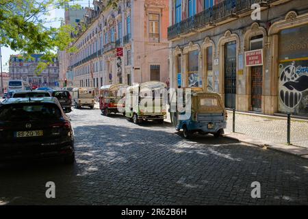 Variété de tuk tuk attendant les passagers dans l'Avenida da Liberade Banque D'Images