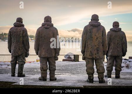 Statue d'explorateurs polaires à l'extérieur du Musée Fram, Oslo, Norvège, vue de l'arrière sur la mer Banque D'Images