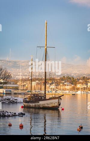 Avant d'un yacht dans une marina d'Oslo en hiver dans la lumière de l'après-midi Banque D'Images