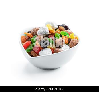 Noix enrobées de sucre et fruits confits dans une plaque blanche isolée sur fond blanc Banque D'Images