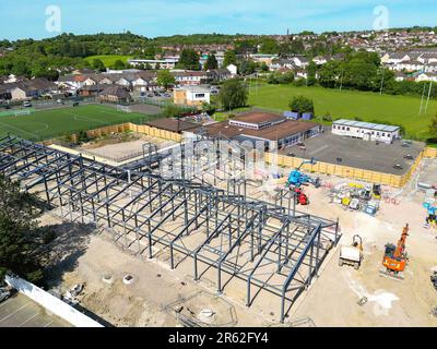 Church Village, Pontypridd, pays de galles - mai 2023 : construction d'une nouvelle école primaire en acier dans le sud du pays de Galles. Banque D'Images