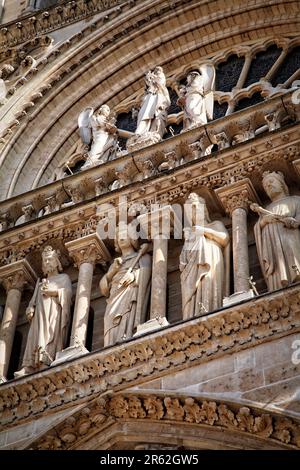 Un des trois tympans sur la façade ouest de notre Dame, Paris, France. Banque D'Images