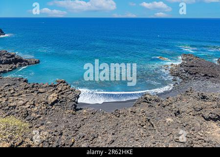 Vue panoramique sur la plage noire Playa del Paso près d'El Golfo sur Lanzarote pendant la journée Banque D'Images