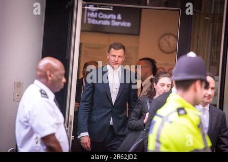 Londres, Royaume-Uni. 06th juin 2023. Le prince Harry, duc de Sussex, quitte les cours royales de justice, la haute Cour de Grande-Bretagne, dans le centre de Londres. Le prince Harry a pris position en tant que témoin dans le cadre de revendications contre un éditeur de tabloïds britannique, le dernier de ses batailles juridiques avec la presse. Le fils plus jeune du roi Charles III deviendra le premier roi britannique à témoigner devant les tribunaux pendant plus d'un siècle lorsqu'il témoignera contre Mirror Group Newspapers (MGN). Crédit : SOPA Images Limited/Alamy Live News Banque D'Images