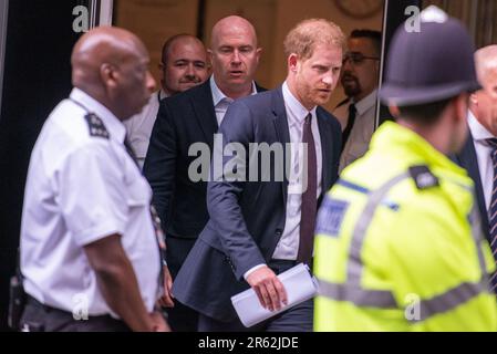 Londres, Royaume-Uni. 06th juin 2023. Le prince Harry, duc de Sussex, quitte les cours royales de justice, la haute Cour de Grande-Bretagne, dans le centre de Londres. Le prince Harry a pris position en tant que témoin dans le cadre de revendications contre un éditeur de tabloïds britannique, le dernier de ses batailles juridiques avec la presse. Le fils plus jeune du roi Charles III deviendra le premier roi britannique à témoigner devant les tribunaux pendant plus d'un siècle lorsqu'il témoignera contre Mirror Group Newspapers (MGN). Crédit : SOPA Images Limited/Alamy Live News Banque D'Images