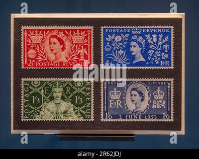 Timbres du couronnement pour la reine Elizabeth II exposés au musée postal de Londres, Royaume-Uni. Banque D'Images