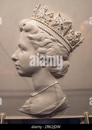 Le plâtre final coulé par Arnold Machins qui a fourni le portrait emblématique (la «tête habillée») de la reine Elizabeth de 1967, postal Museum à Londres, Royaume-Uni Banque D'Images