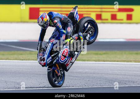 Toprak Razgatlioglu de Pata Yamaha Prometeon WorldSbk avec Yamaha YZF R1 Célébrez la deuxième place dans la course 2 pendant le FIM SBK Superbike World Champirelli Emilia-Romagna Round au Misano World circuit. Banque D'Images