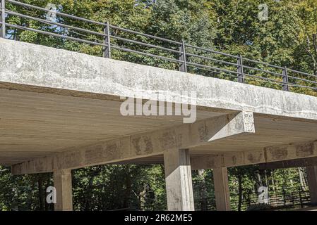 Fragment d'un nouveau dépassement d'automobile sur des supports en béton. Banque D'Images