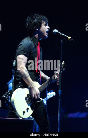 Milan Italie 2005-01-16: Billie Joe Armstrong chanteur et guitariste de Green Day pendant un concert au Forum Assago Banque D'Images