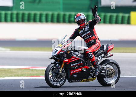 Misano Adriatico, Italie. 04th juin 2023. Danilo Petrucci de Barni Spark Racing Team avec Ducati Panigale V4R fête avec les fans lors du FIM SBK Superbike World Championship Pirelli Emilia-Romagna Round au Misano World circuit. (Photo de Fabrizio Carabelli/SOPA Images/Sipa USA) crédit: SIPA USA/Alay Live News Banque D'Images