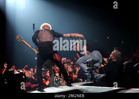 Milan Italie 2009-11-10: Billie Joe Armstrong chanteur et guitariste de Green Day pendant un concert au Forum Assago Banque D'Images