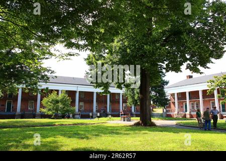 Cour intérieure des casernes de fort Jay sur Governors Island sur 4 août 2019 à Manhattan, New York, États-Unis. (Photo de Wojciech Migda) Banque D'Images