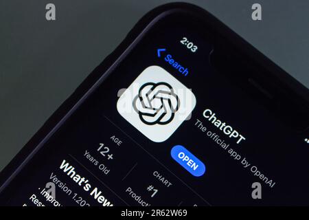 L'application ChatGPT officielle vue dans un App Store sur un iPhone. En mai 2023, OpenAI a annoncé la sortie d'une application mobile ChatGPT officielle Banque D'Images