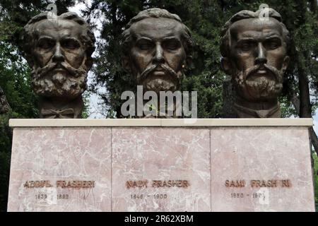 Dans le Grand Parc de Tirana Monument aux frères Naim, Abdyl et Sami Frasheri, qui ont pris part à la Ligue de Prizren (1878) dans laquelle des actions qui conduiront à l'indépendance de l'Albanie de l'Empire ottoman. Abdyl Dume bey Frashëri, Naim bey Frashëri et Sami bey Frashëri Banque D'Images