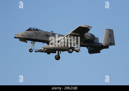 78-0641, a Fairchild Republic A-10C Thunderbolt II (ou Warthog) exploité par le 107th Fighter Squadron 'The Red Devilss' du groupe des opérations 127th de la Michigan Air National Guard, United States Air Force, arrivant à l'aéroport international de Prestwick à Ayrshire. L'avion était l'un des douze routing A-10Cs à travers Prestwick le jour (18 au total dont six de la veille) pour prendre part à l'exercice Air Defender 2023 qui se tenait en Allemagne. Banque D'Images