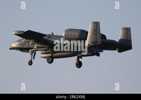 78-0641, a Fairchild Republic A-10C Thunderbolt II (ou Warthog) exploité par le 107th Fighter Squadron 'The Red Devilss' du groupe des opérations 127th de la Michigan Air National Guard, United States Air Force, arrivant à l'aéroport international de Prestwick à Ayrshire. L'avion était l'un des douze routing A-10Cs à travers Prestwick le jour (18 au total dont six de la veille) pour prendre part à l'exercice Air Defender 2023 qui se tenait en Allemagne. Banque D'Images