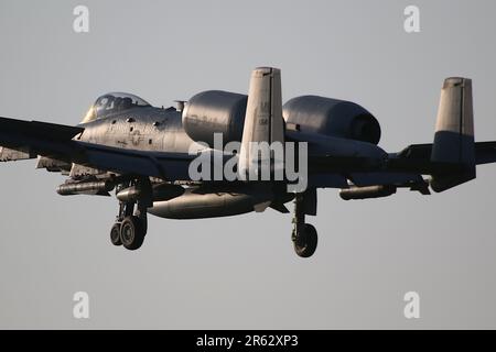 78-0641, a Fairchild Republic A-10C Thunderbolt II (ou Warthog) exploité par le 107th Fighter Squadron 'The Red Devilss' du groupe des opérations 127th de la Michigan Air National Guard, United States Air Force, arrivant à l'aéroport international de Prestwick à Ayrshire. L'avion était l'un des douze routing A-10Cs à travers Prestwick le jour (18 au total dont six de la veille) pour prendre part à l'exercice Air Defender 2023 qui se tenait en Allemagne. Banque D'Images