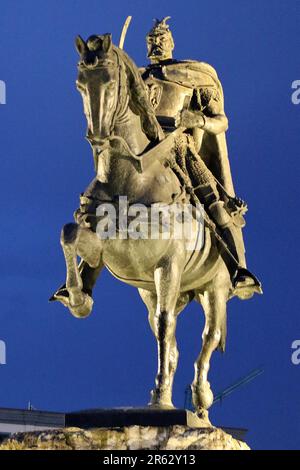 Le monument de Skanderbeg la nuit est un monument situé sur la place Skanderbeg à Tirana, en Albanie. Il commémore Skanderbeg (1405-1468), le héros national albanais pour sa résistance aux Ottomans. Créé par Odhise Paskali, le monument de 11 mètres (36 pieds) a été inauguré en 1968 à l'occasion du 500th anniversaire de la mort de Skanderbeg. Banque D'Images