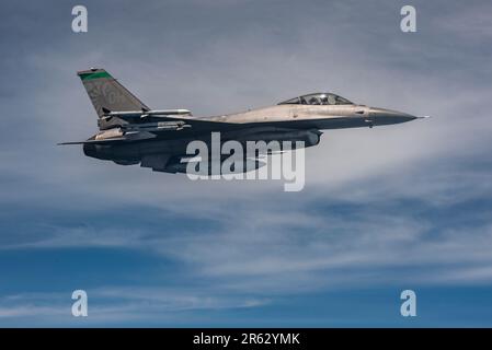 F-16 Faucon de combat affecté à l'aile Fighter 180th reliée à un KC-135 Stratanker de l'aile Air de ravitaillement 121st pour quelques ravitaillements aériens dans le ciel au-dessus du sud de l'Ohio 1 juin 2023. C'était le dernier vol pour l'un des pilotes, le lieutenant-colonel Ricardo Colon, qui est sur le point de prendre sa retraite après 26 années de service avec le 180th FW. (É.-U. Photo de la Garde nationale aérienne par Ralph Branson) Banque D'Images