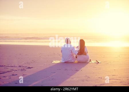 La retraite est meilleure à la plage. un couple d'âge mûr se détendant ensemble sur la plage. Banque D'Images