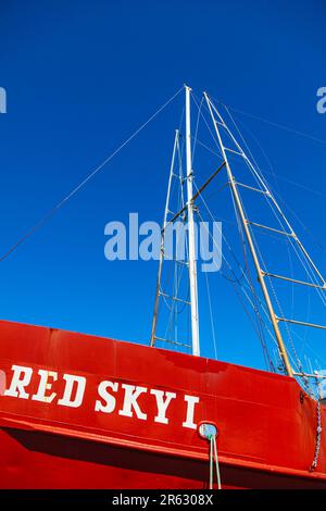 Bateau à poissons à coque rouge dans le port de Steveston, Colombie-Britannique, Canada Banque D'Images