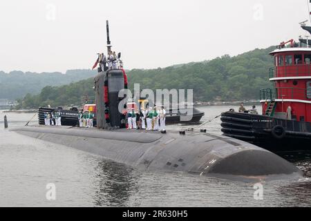 L'USS San Juan (SSN 751) est revenu à la base sous-marine de New London, dans le Connecticut de Groton, mardi, 6 juin 2023, après un déploiement régulier. Le sous-marin de classe Los Angeles, qui fonctionne sous le Squadron sous-marin 12, est le troisième navire des États-Unis à être nommé San Juan et a été mis en service le 6 août 1988. (É.-U. Navy photo par John Narewski) Banque D'Images