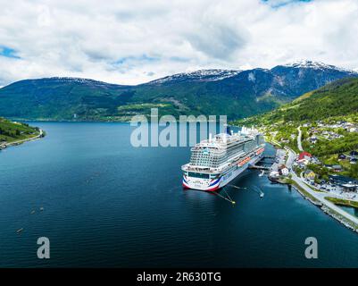 IONA Pando NAVIGUE depuis un drone, Olden, Innvikfjorden, Norvège, Europe Banque D'Images