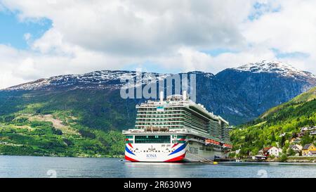 IONA Pando NAVIGUE depuis un drone, Olden, Innvikfjorden, Norvège, Europe Banque D'Images