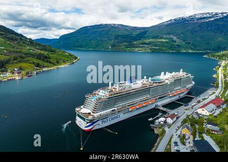 IONA Pando NAVIGUE depuis un drone, Olden, Innvikfjorden, Norvège, Europe Banque D'Images