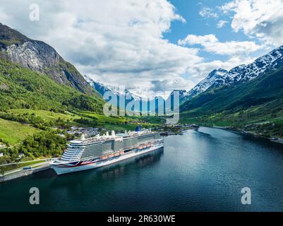 IONA Pando NAVIGUE depuis un drone, Olden, Innvikfjorden, Norvège, Europe Banque D'Images