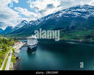 IONA Pando NAVIGUE depuis un drone, Olden, Innvikfjorden, Norvège, Europe Banque D'Images