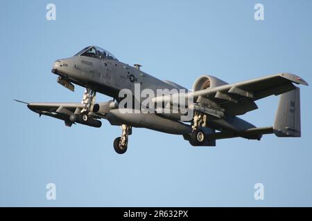 80-0221, a Fairchild Republic A-10C Thunderbolt II (ou Warthog) exploité par le 107th Fighter Squadron 'The Red Devilss' du groupe des opérations 127th de la Michigan Air National Guard, United States Air Force, arrivant à l'aéroport international de Prestwick à Ayrshire. L'avion était l'un des douze routing A-10Cs à travers Prestwick le jour (18 au total dont six de la veille) pour prendre part à l'exercice Air Defender 2023 qui se tenait en Allemagne. Banque D'Images