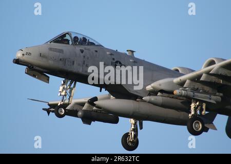 80-0221, a Fairchild Republic A-10C Thunderbolt II (ou Warthog) exploité par le 107th Fighter Squadron 'The Red Devilss' du groupe des opérations 127th de la Michigan Air National Guard, United States Air Force, arrivant à l'aéroport international de Prestwick à Ayrshire. L'avion était l'un des douze routing A-10Cs à travers Prestwick le jour (18 au total dont six de la veille) pour prendre part à l'exercice Air Defender 2023 qui se tenait en Allemagne. Banque D'Images