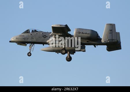 80-0221, a Fairchild Republic A-10C Thunderbolt II (ou Warthog) exploité par le 107th Fighter Squadron 'The Red Devilss' du groupe des opérations 127th de la Michigan Air National Guard, United States Air Force, arrivant à l'aéroport international de Prestwick à Ayrshire. L'avion était l'un des douze routing A-10Cs à travers Prestwick le jour (18 au total dont six de la veille) pour prendre part à l'exercice Air Defender 2023 qui se tenait en Allemagne. Banque D'Images