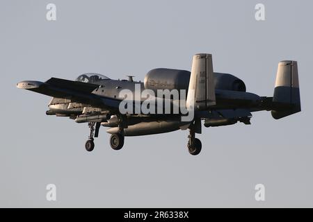 80-0221, a Fairchild Republic A-10C Thunderbolt II (ou Warthog) exploité par le 107th Fighter Squadron 'The Red Devilss' du groupe des opérations 127th de la Michigan Air National Guard, United States Air Force, arrivant à l'aéroport international de Prestwick à Ayrshire. L'avion était l'un des douze routing A-10Cs à travers Prestwick le jour (18 au total dont six de la veille) pour prendre part à l'exercice Air Defender 2023 qui se tenait en Allemagne. Banque D'Images