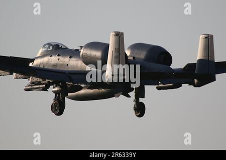 80-0221, a Fairchild Republic A-10C Thunderbolt II (ou Warthog) exploité par le 107th Fighter Squadron 'The Red Devilss' du groupe des opérations 127th de la Michigan Air National Guard, United States Air Force, arrivant à l'aéroport international de Prestwick à Ayrshire. L'avion était l'un des douze routing A-10Cs à travers Prestwick le jour (18 au total dont six de la veille) pour prendre part à l'exercice Air Defender 2023 qui se tenait en Allemagne. Banque D'Images