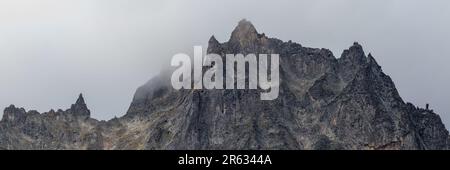 Vues incroyables depuis le camping de l'arrière-pays dans le parc territorial Tombstone à la fin de l'été au lac Grizzly. Des sommets montagneux incroyablement escarpés Banque D'Images