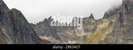 Vues incroyables depuis le camping de l'arrière-pays dans le parc territorial Tombstone à la fin de l'été au lac Grizzly. Des sommets montagneux incroyablement escarpés Banque D'Images